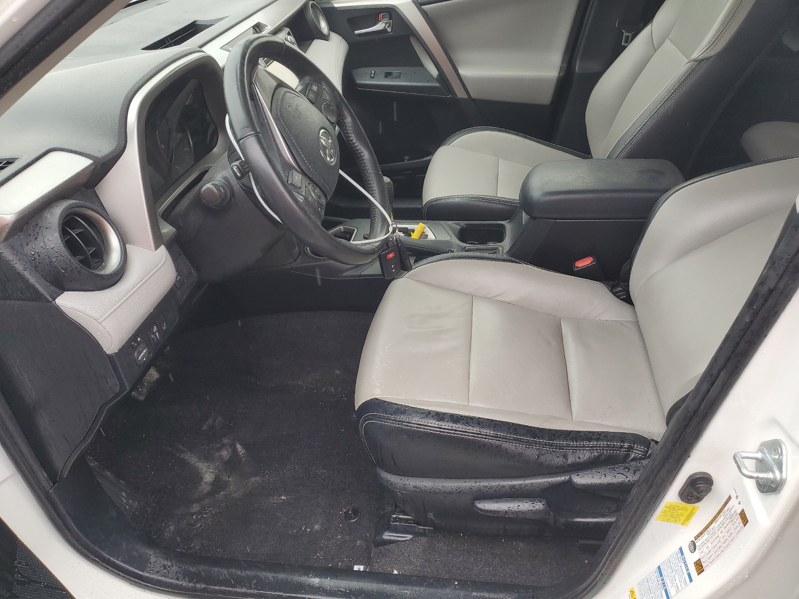 JTMRFREV3HD220560 2017 Toyota Rav4 Xle