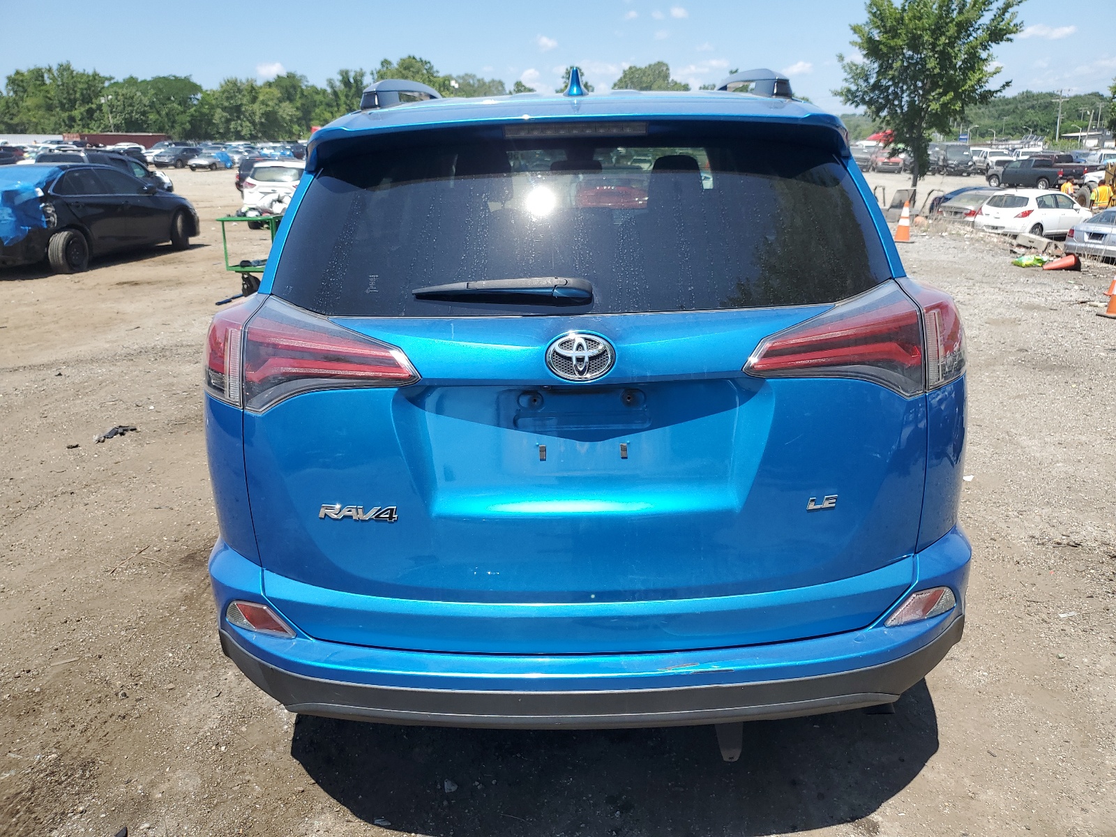 JTMZFREV6HD099944 2017 Toyota Rav4 Le