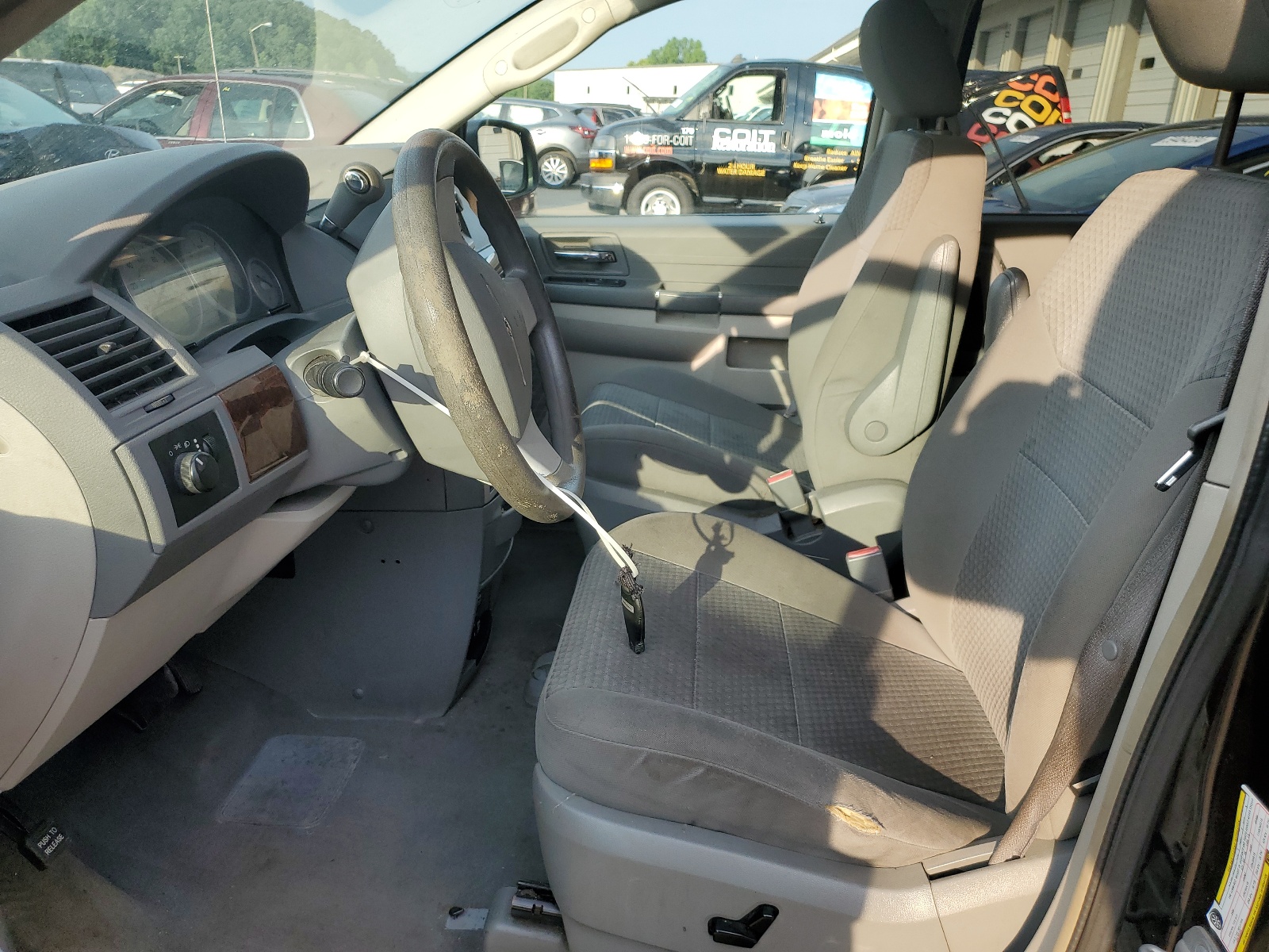 2A4RR4DE2AR148534 2010 Chrysler Town & Country Lx