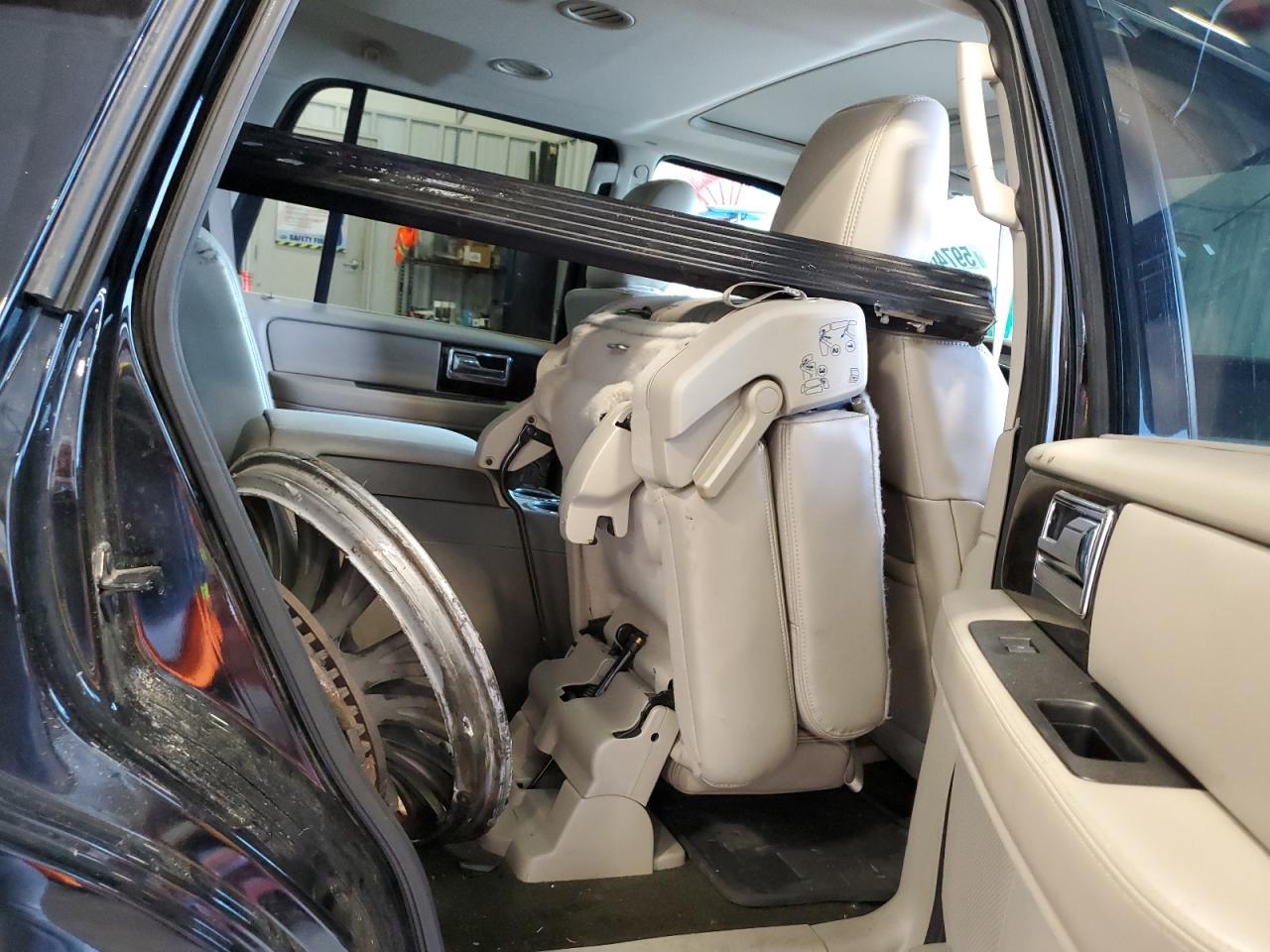 2016 Lincoln Navigator - Image 10