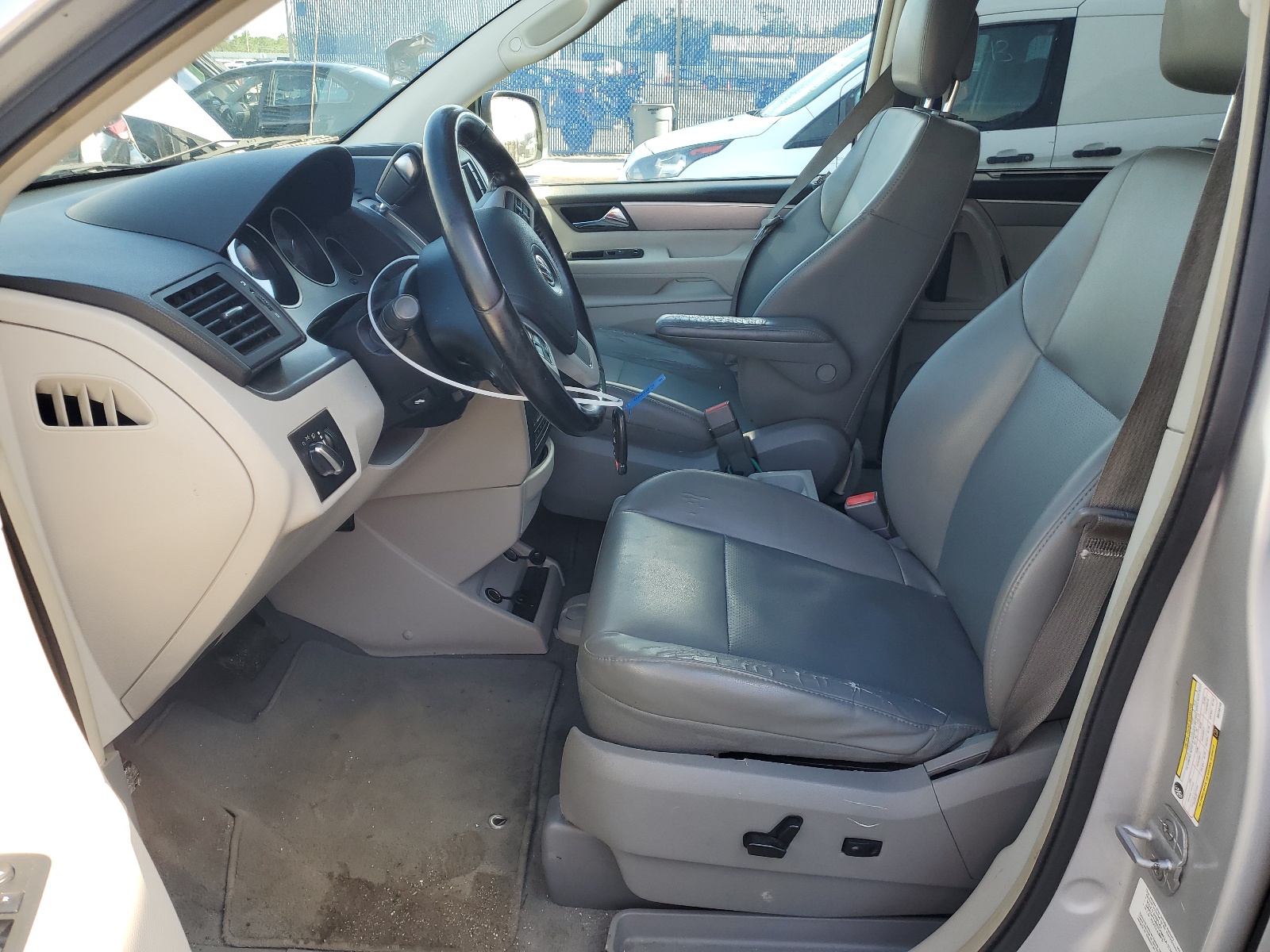 2V4RW3DG0BR738748 2011 Volkswagen Routan Se