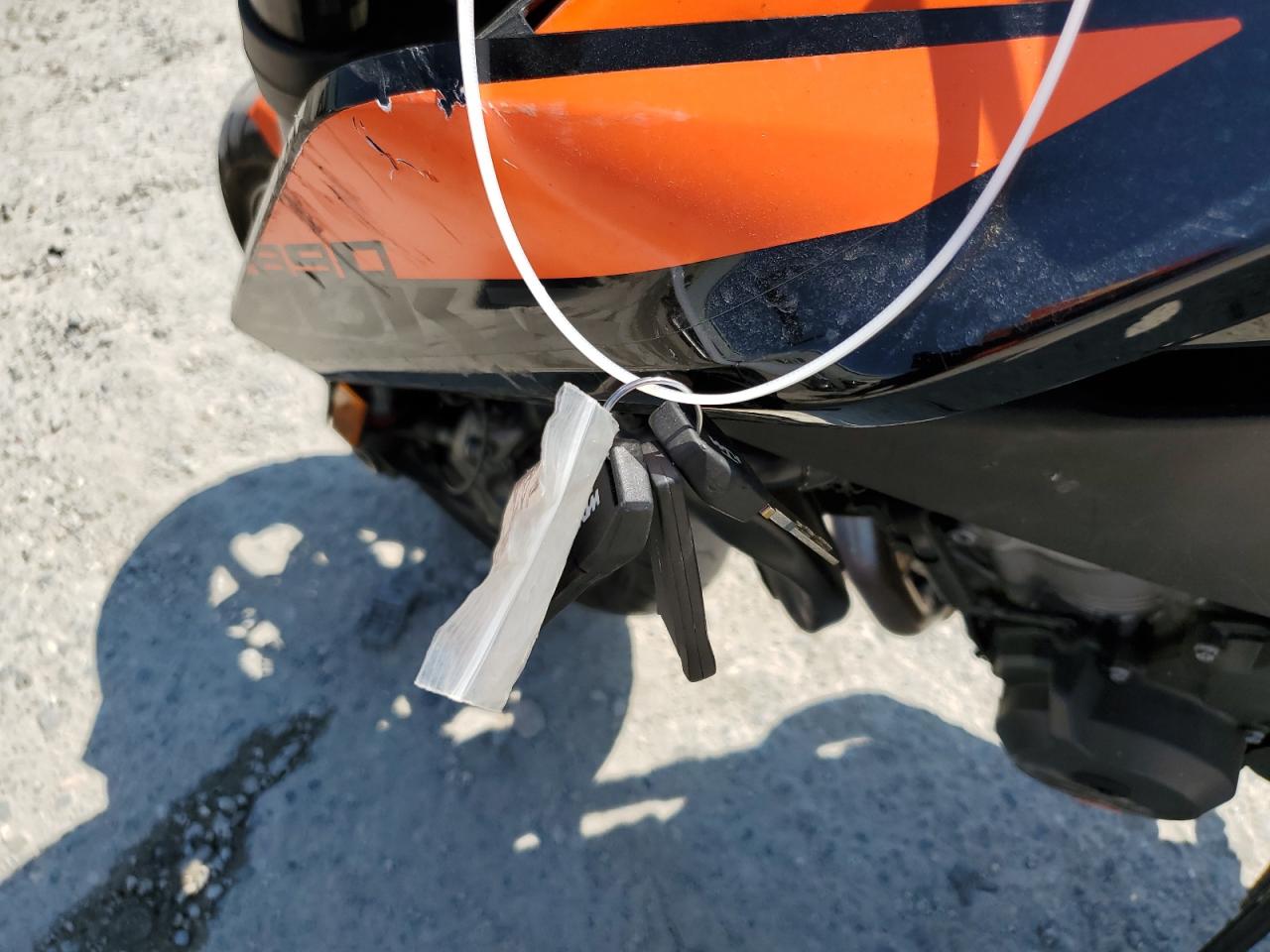 2022 Ktm 890 Duke R VIN: VBKTU9402NM833927 Lot: 59295624