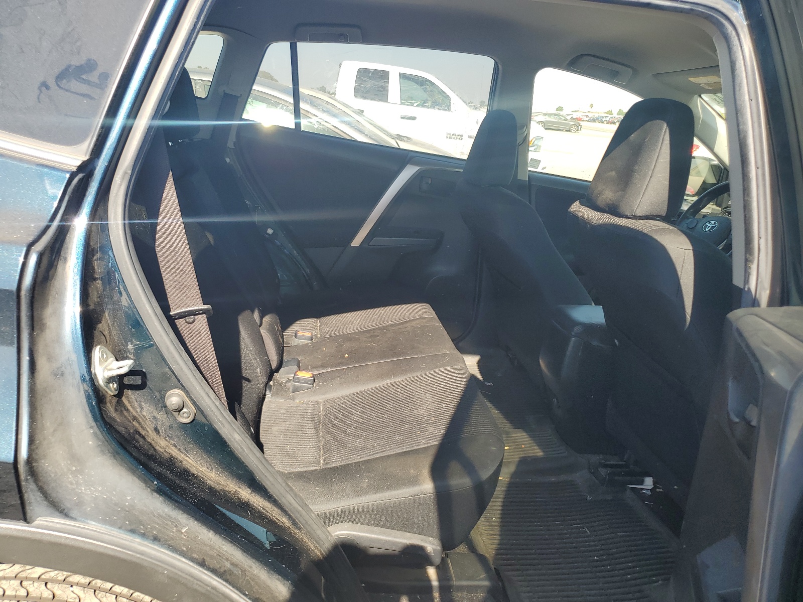 JTMBFREV1JJ198440 2018 Toyota Rav4 Le