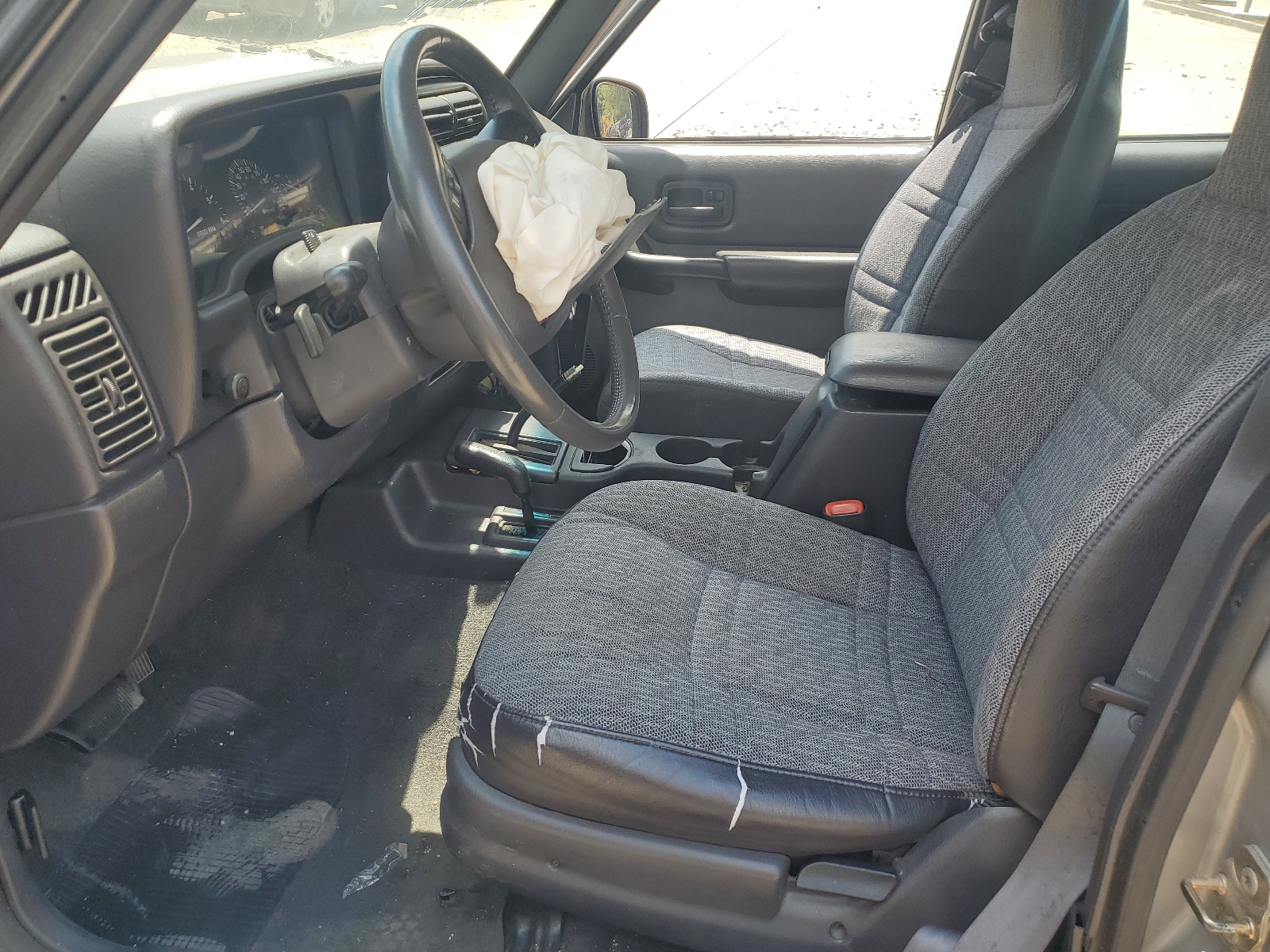 1J4FF28S4YL251778 2000 Jeep Cherokee Se