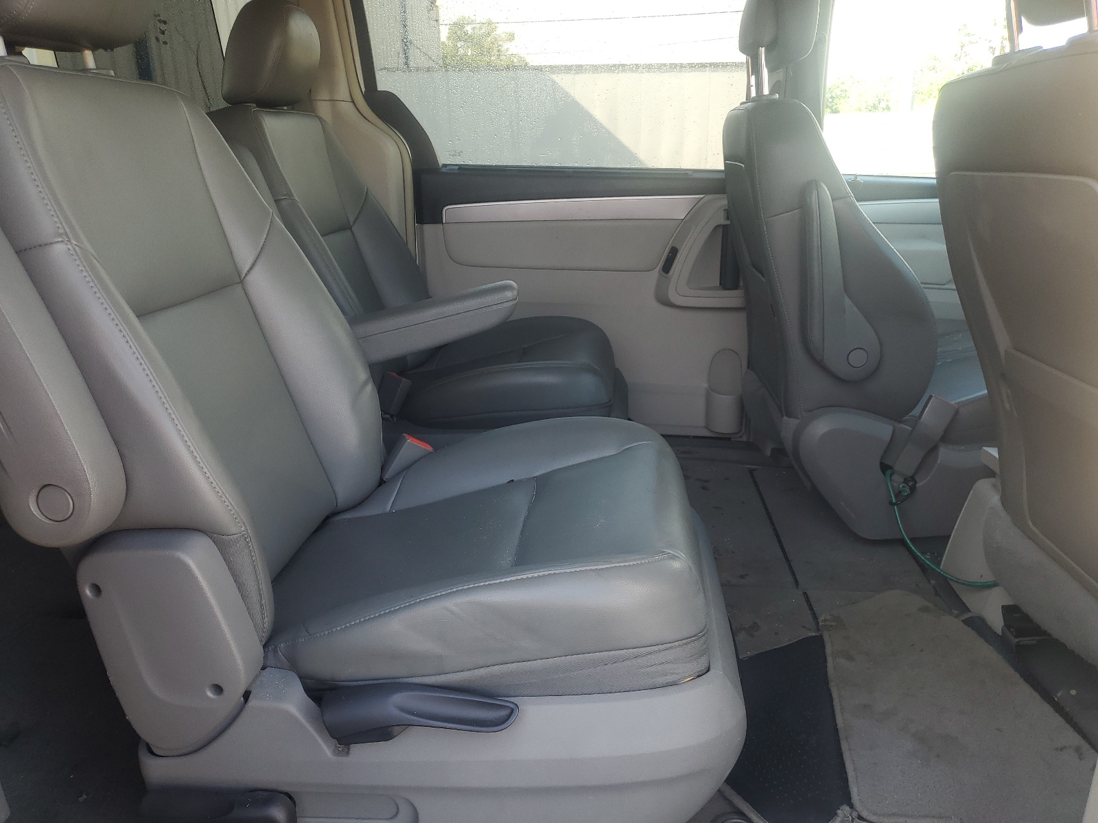 2V4RW3DG0BR738748 2011 Volkswagen Routan Se