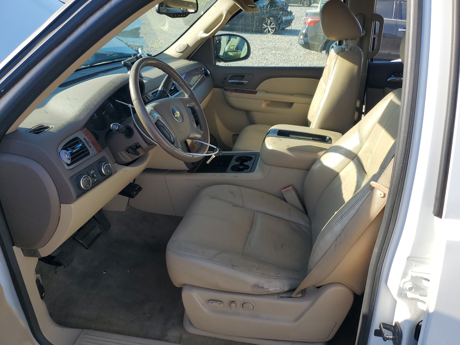 1GNSKBE0XBR374063 2011 Chevrolet Tahoe K1500 Lt