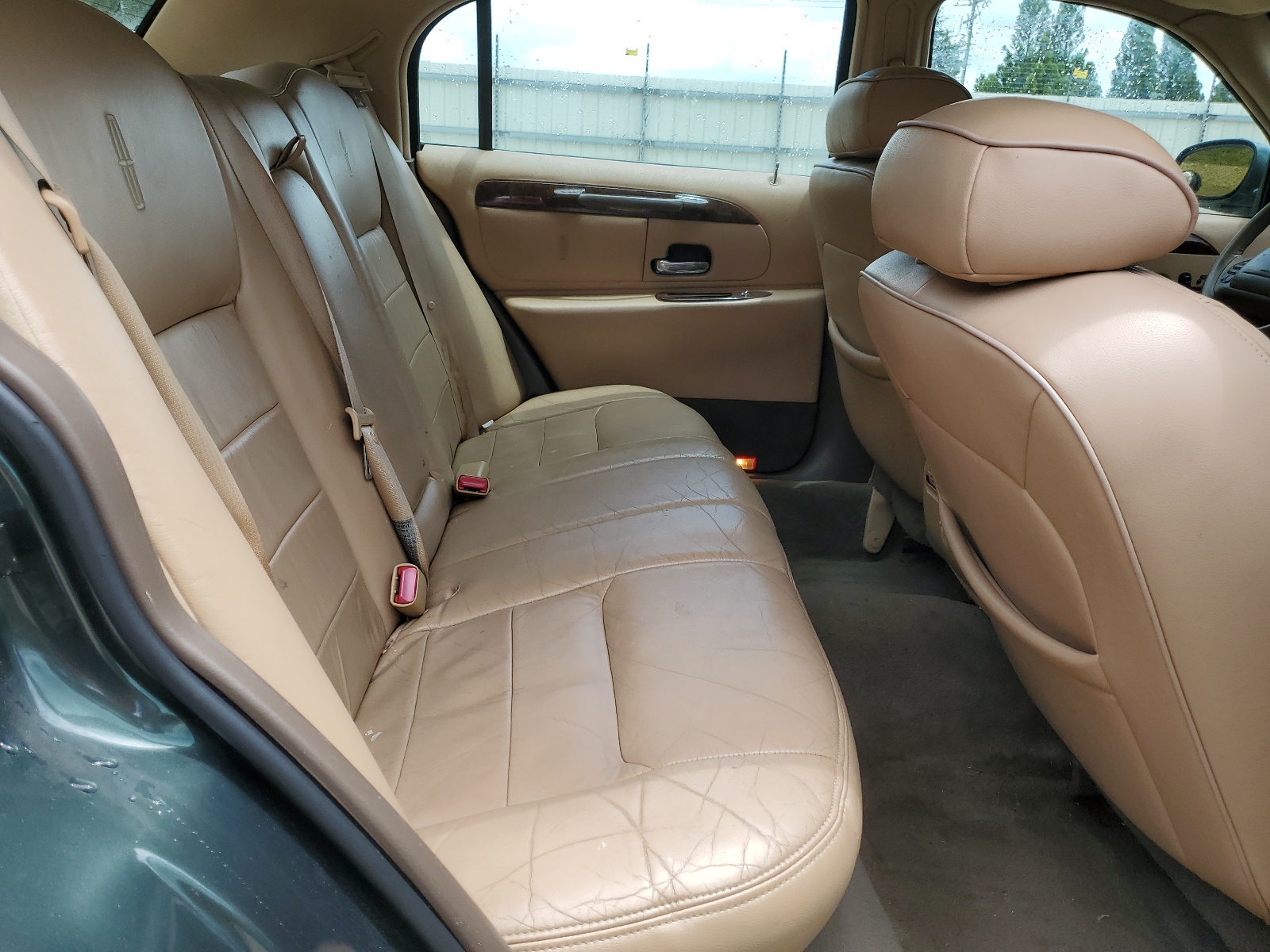 1LNFM82W1WY670645 1998 Lincoln Town Car Signature