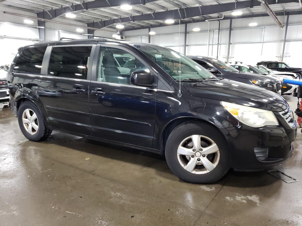 2011 Volkswagen Routan - Image 4