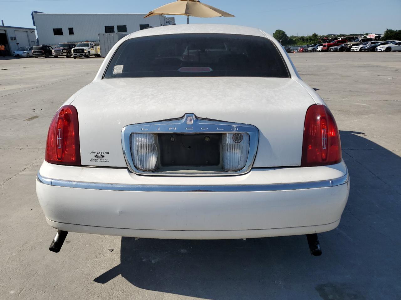 1LNHM82W8YY783438 2000 Lincoln Town Car Signature