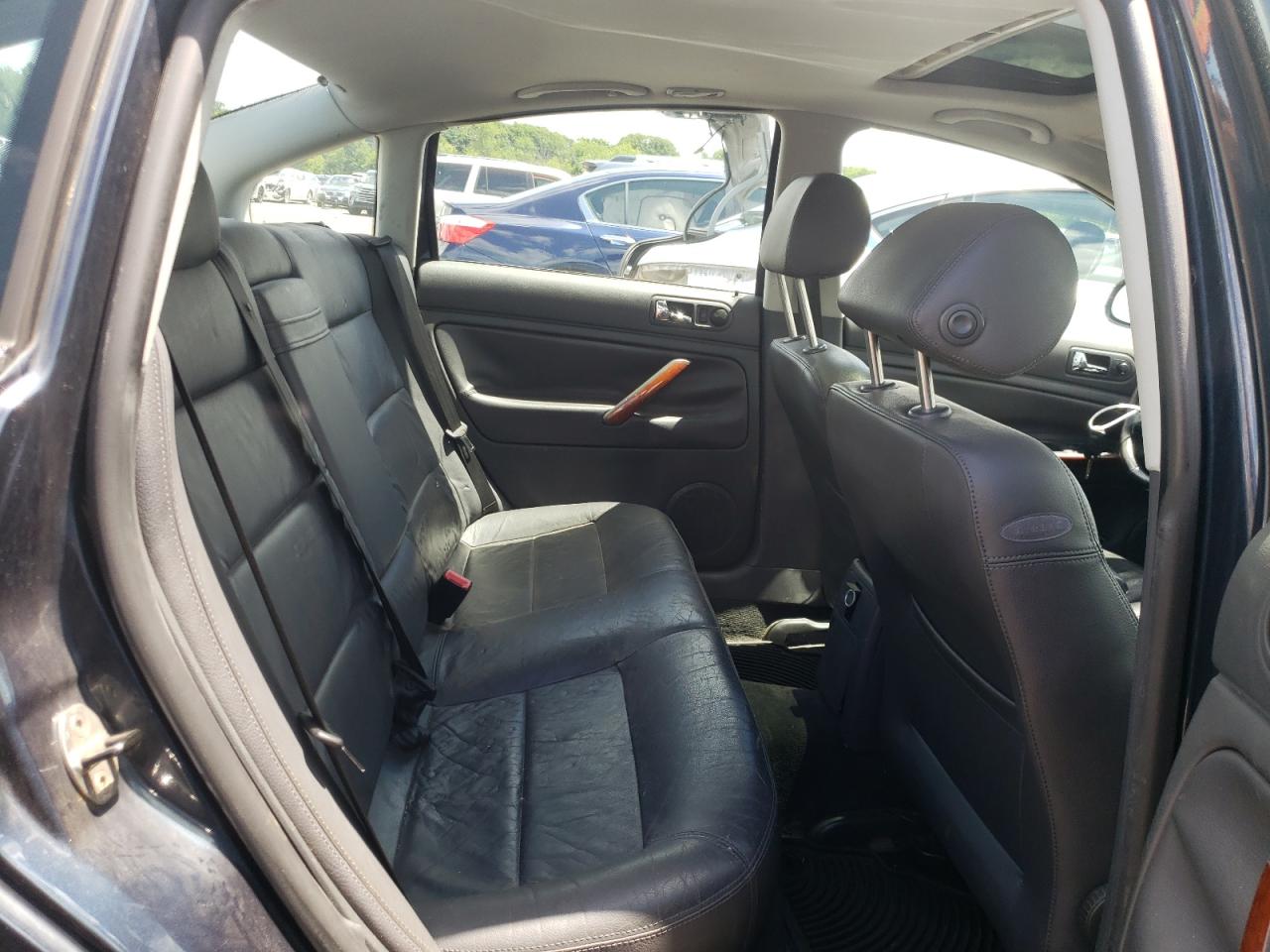 2004 Volkswagen Passat Glx 4Motion VIN: WVWTH63B34P205301 Lot: 61025324