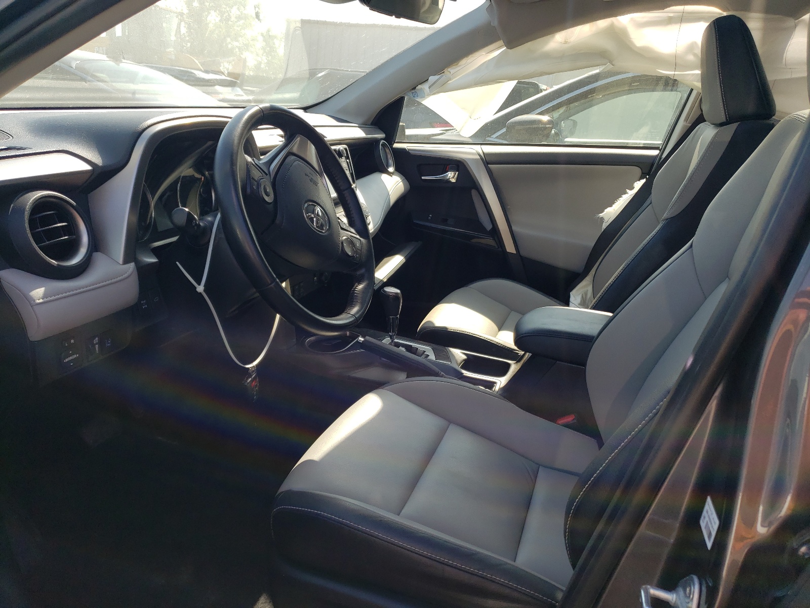 JTMDFREV6JJ199995 2018 Toyota Rav4 Limited