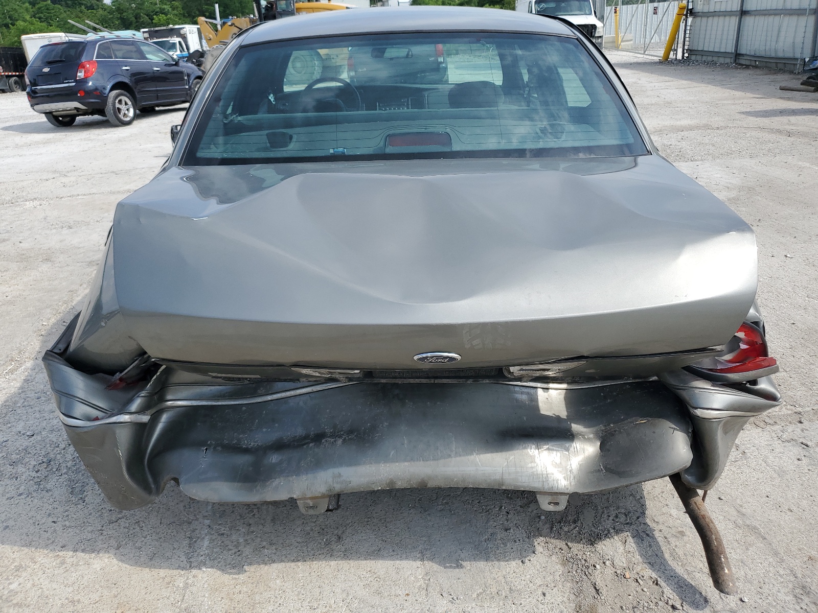 2FAFP73W8YX127337 2000 Ford Crown Victoria