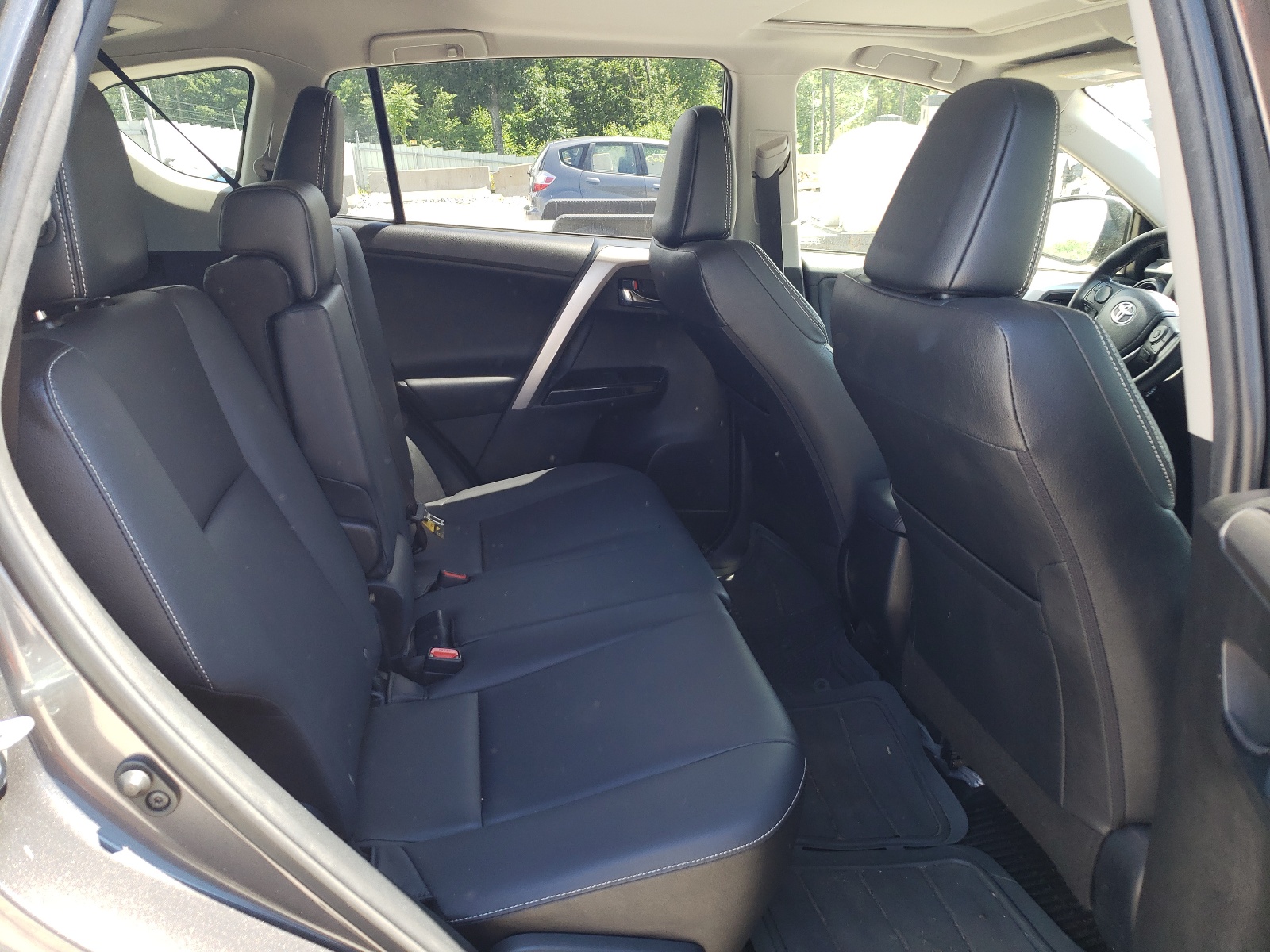 JTMDFREV9HJ153734 2017 Toyota Rav4 Limited