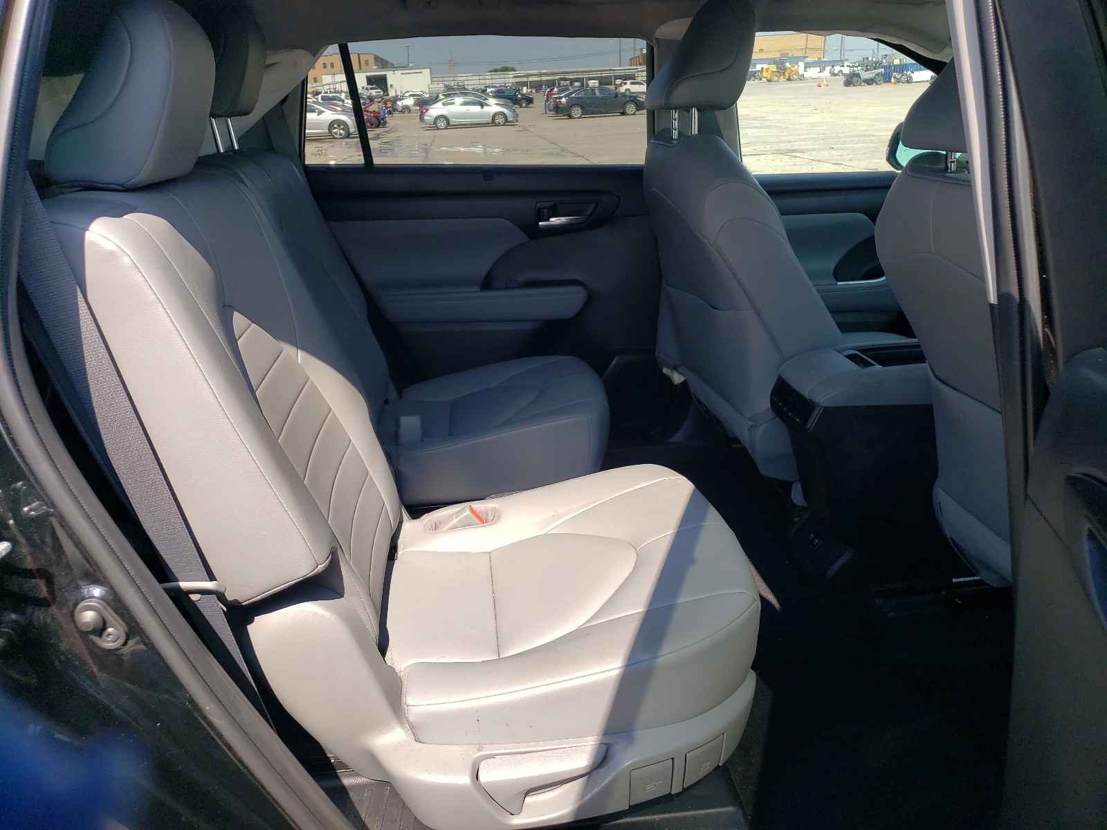 5TDGZRBH7MS070562 2021 Toyota Highlander Xle