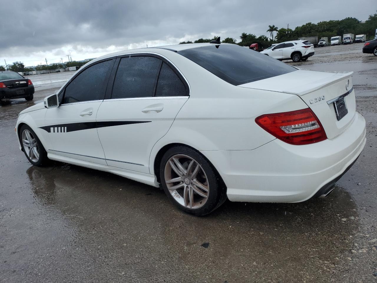 VIN WDDGF4HB9DA805785 2013 MERCEDES-BENZ C-CLASS no.2