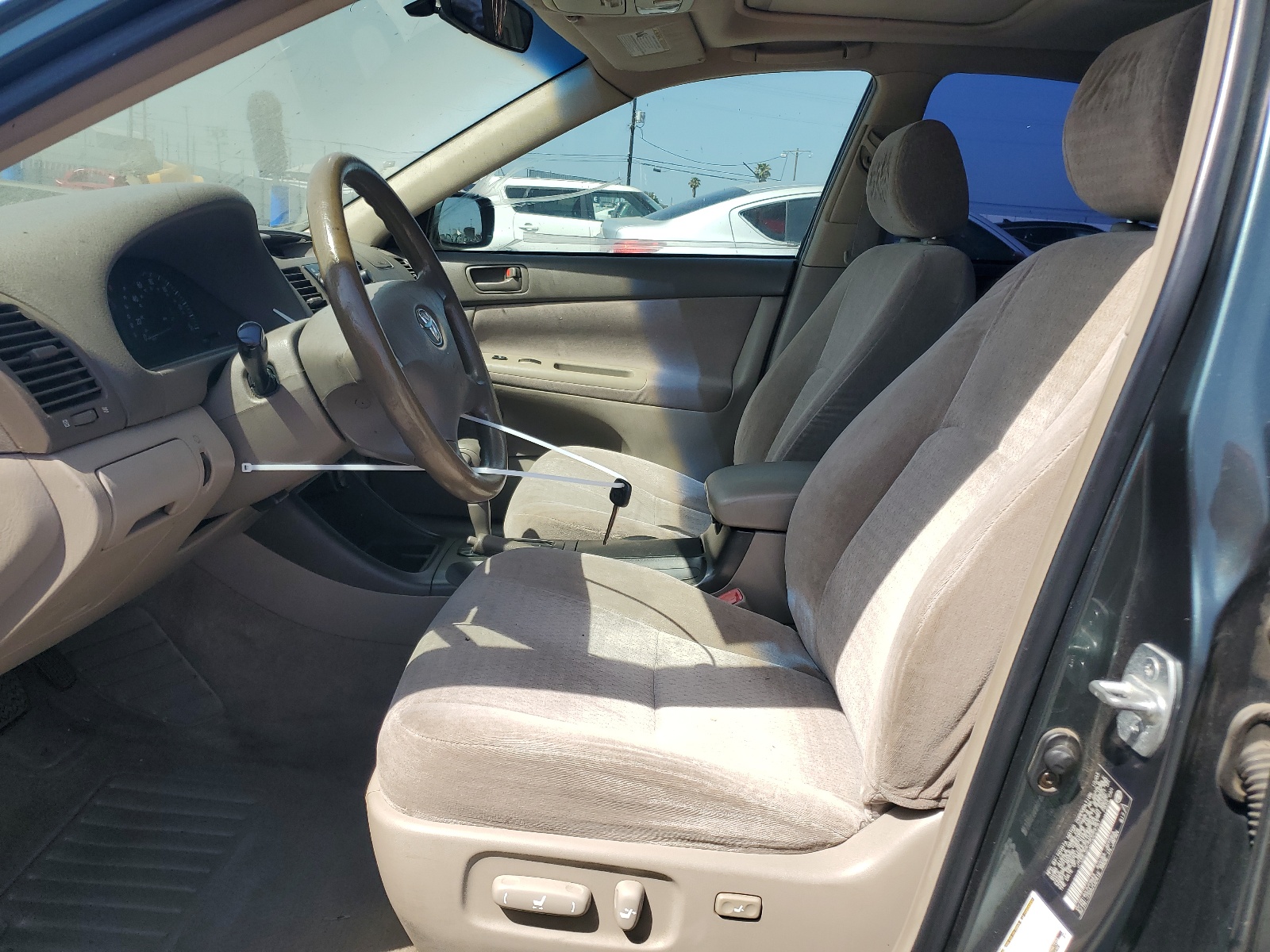 JTDBE32K340259761 2004 Toyota Camry Le