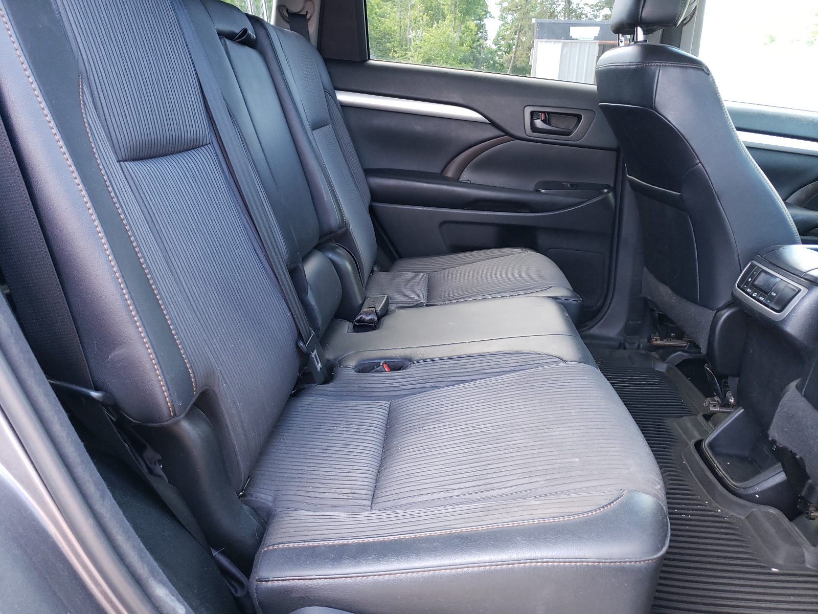 5TDBZRFH2JS843499 2018 Toyota Highlander Le