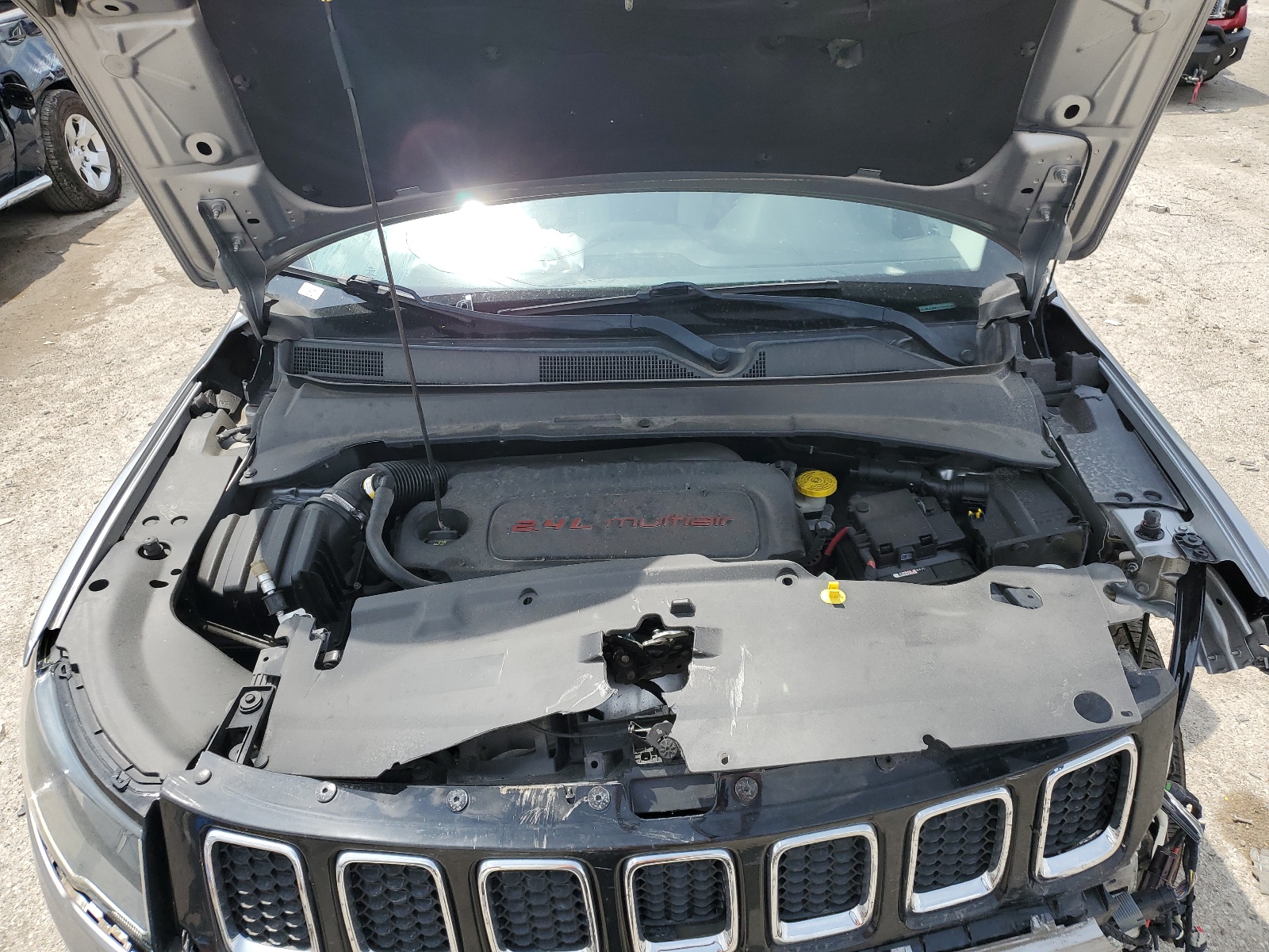 3C4NJDBBXJT201918 2018 Jeep Compass Latitude