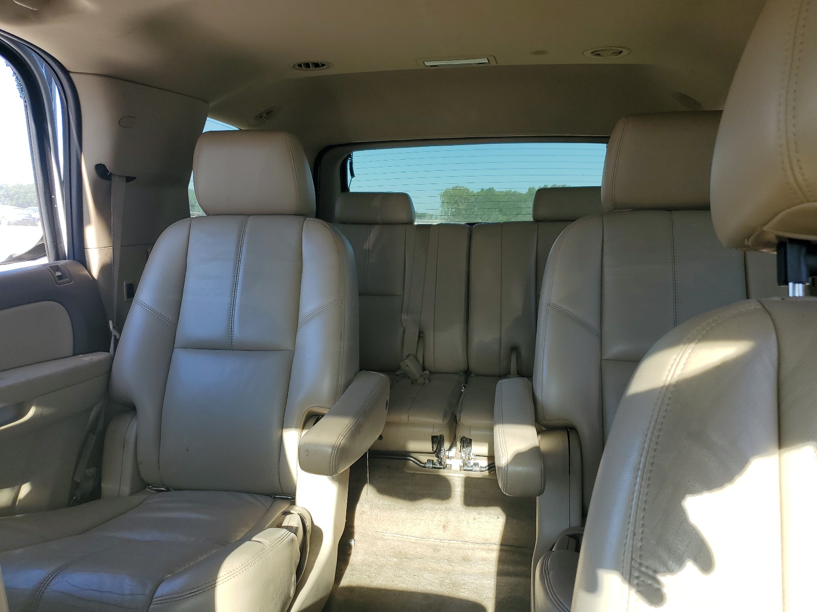 1GNSKBE0XBR374063 2011 Chevrolet Tahoe K1500 Lt