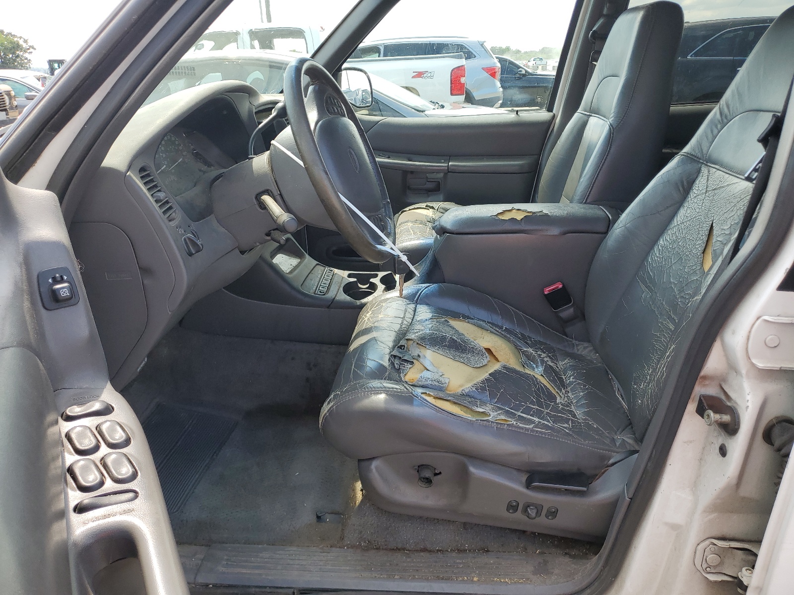 1FMZU74E6YUA67115 2000 Ford Explorer Eddie Bauer