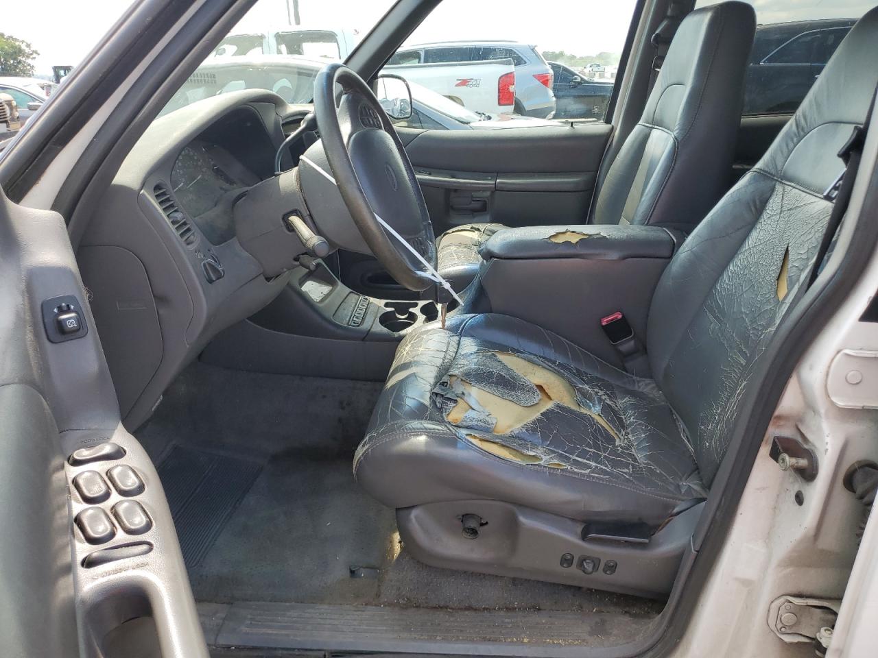 2000 Ford Explorer Eddie Bauer VIN: 1FMZU74E6YUA67115 Lot: 61380864