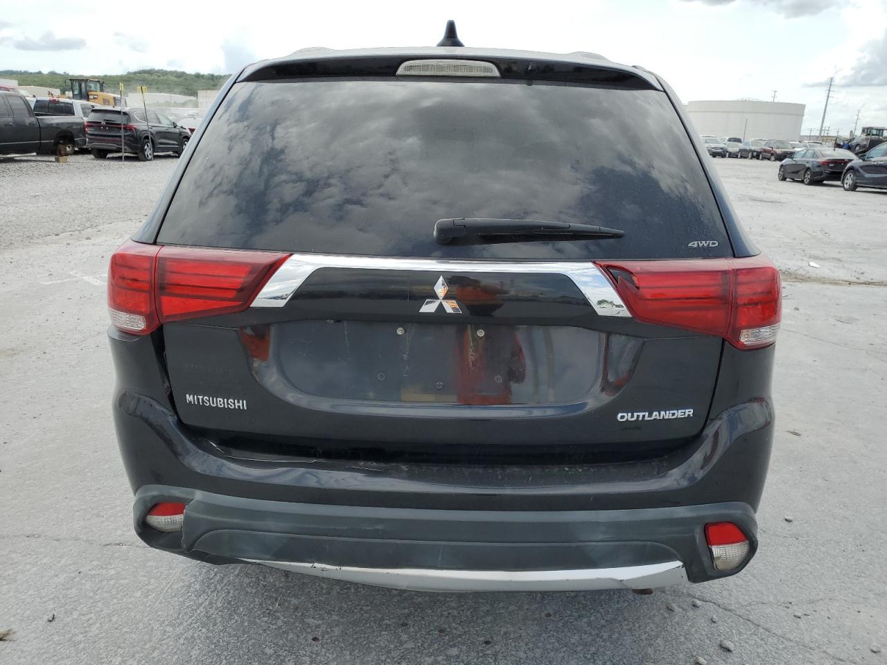 JA4AZ3A37JZ052253 2018 Mitsubishi Outlander Se