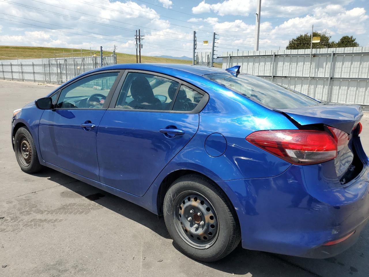 3KPFK4A76JE275761 2018 KIA FORTE - Image 2