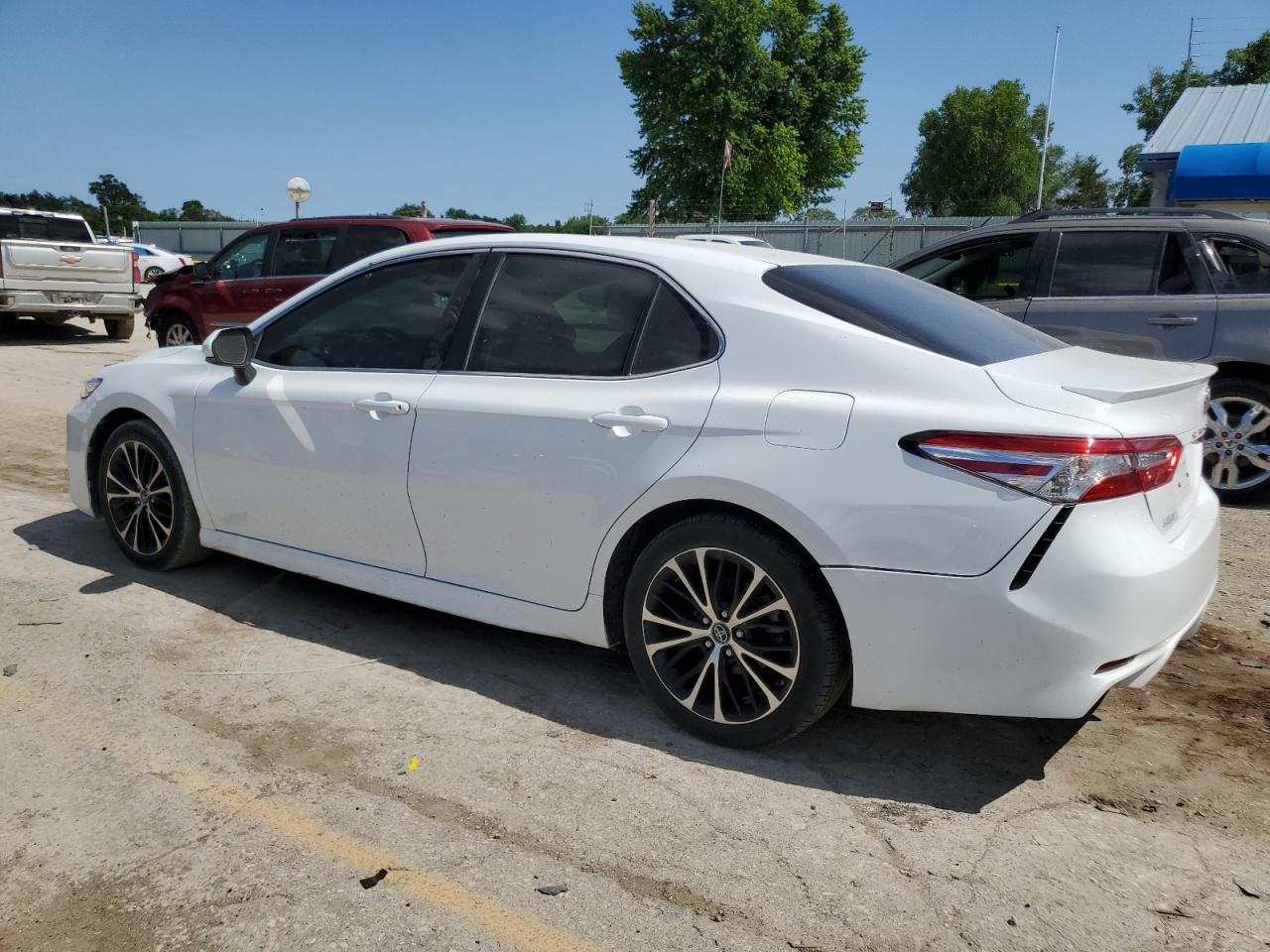 4T1B11HK7JU099746 2018 TOYOTA CAMRY - Image 2