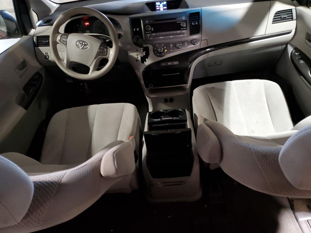 2012 Toyota Sienna - Image 8