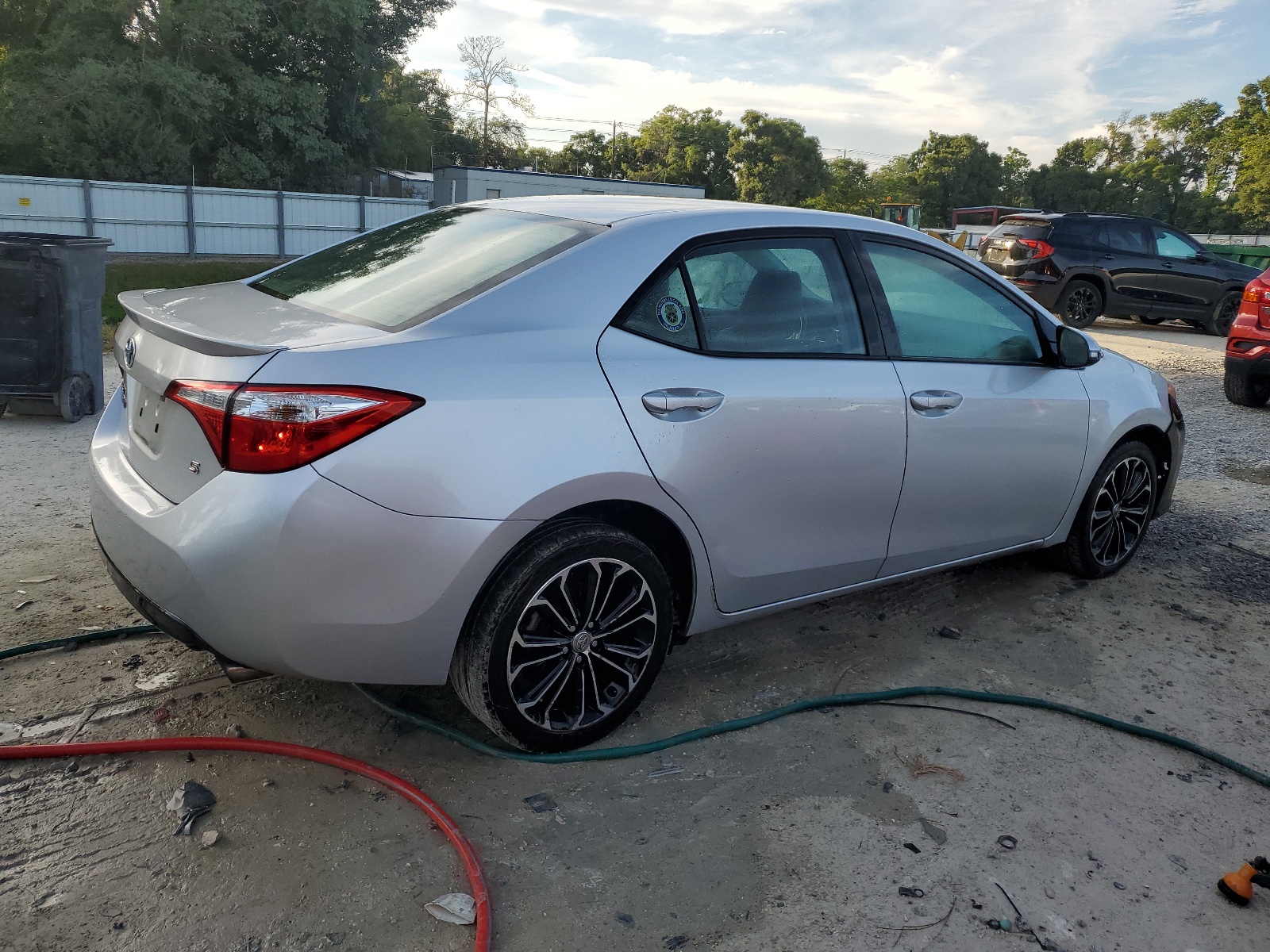 2015 Toyota Corolla L vin: 5YFBURHE5FP332404