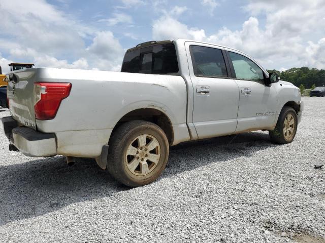  NISSAN TITAN 2018 Srebrny