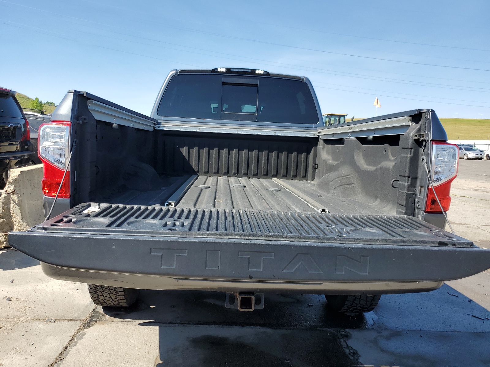 1N6BA1F49JN542379 2018 Nissan Titan Xd Sl