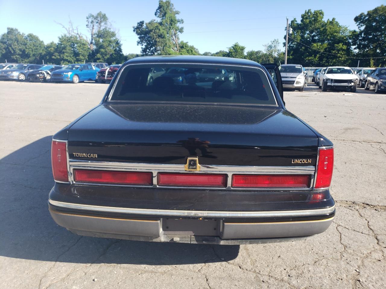 1LNLM82W0VY755395 1997 Lincoln Town Car Signature