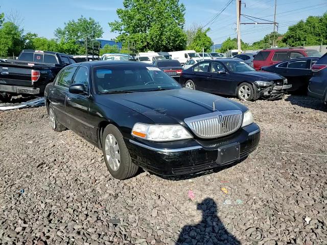 2005 Lincoln Town Car Executive L VIN: 1LNHM84W25Y665958 Lot: 60502954