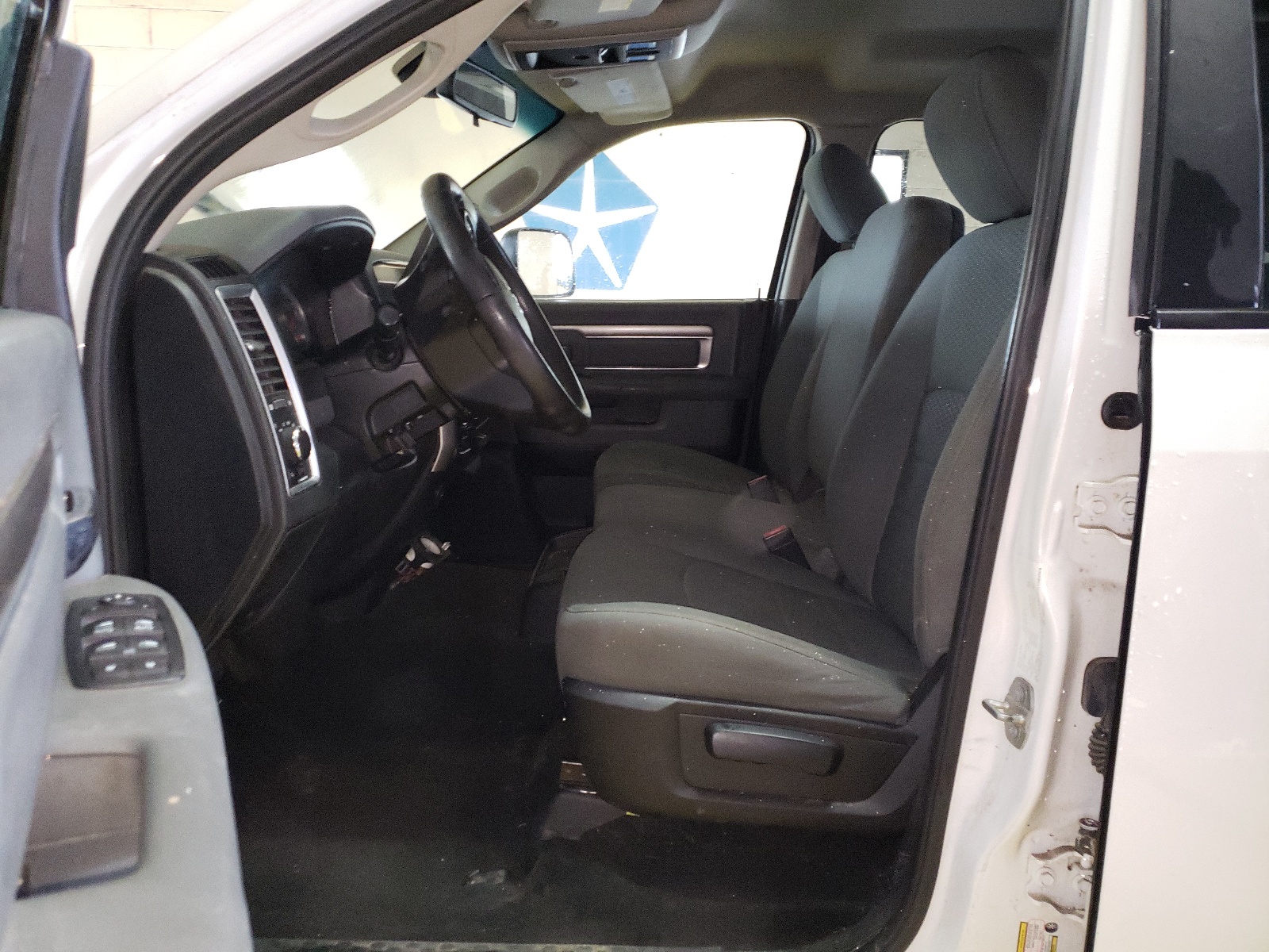 1C6RR7TM9GS195431 2016 Ram 1500 Slt