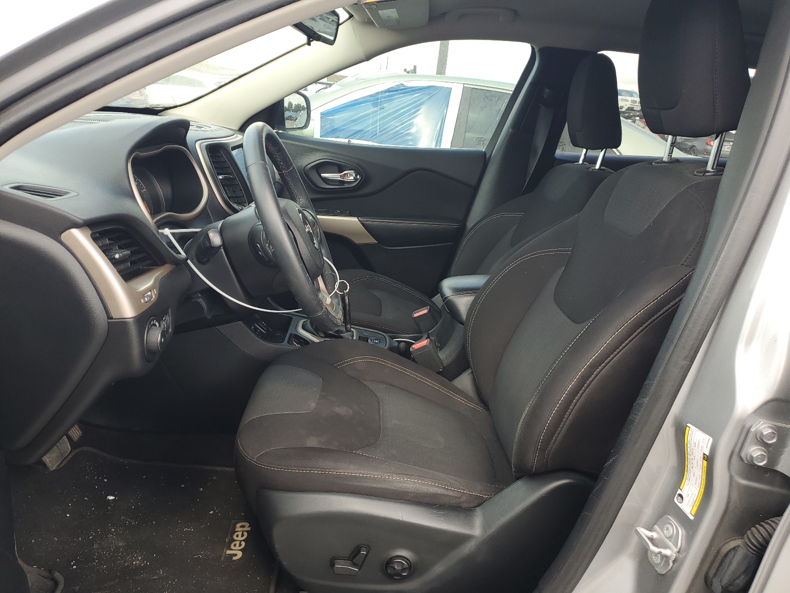 1C4PJLCB2HW604085 2017 Jeep Cherokee Latitude