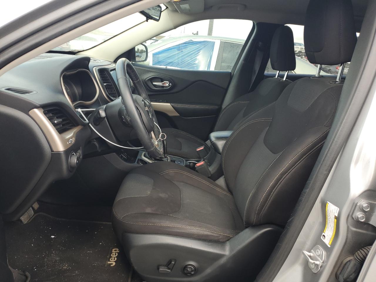 2017 Jeep Cherokee Latitude VIN: 1C4PJLCB2HW604085 Lot: 60482824