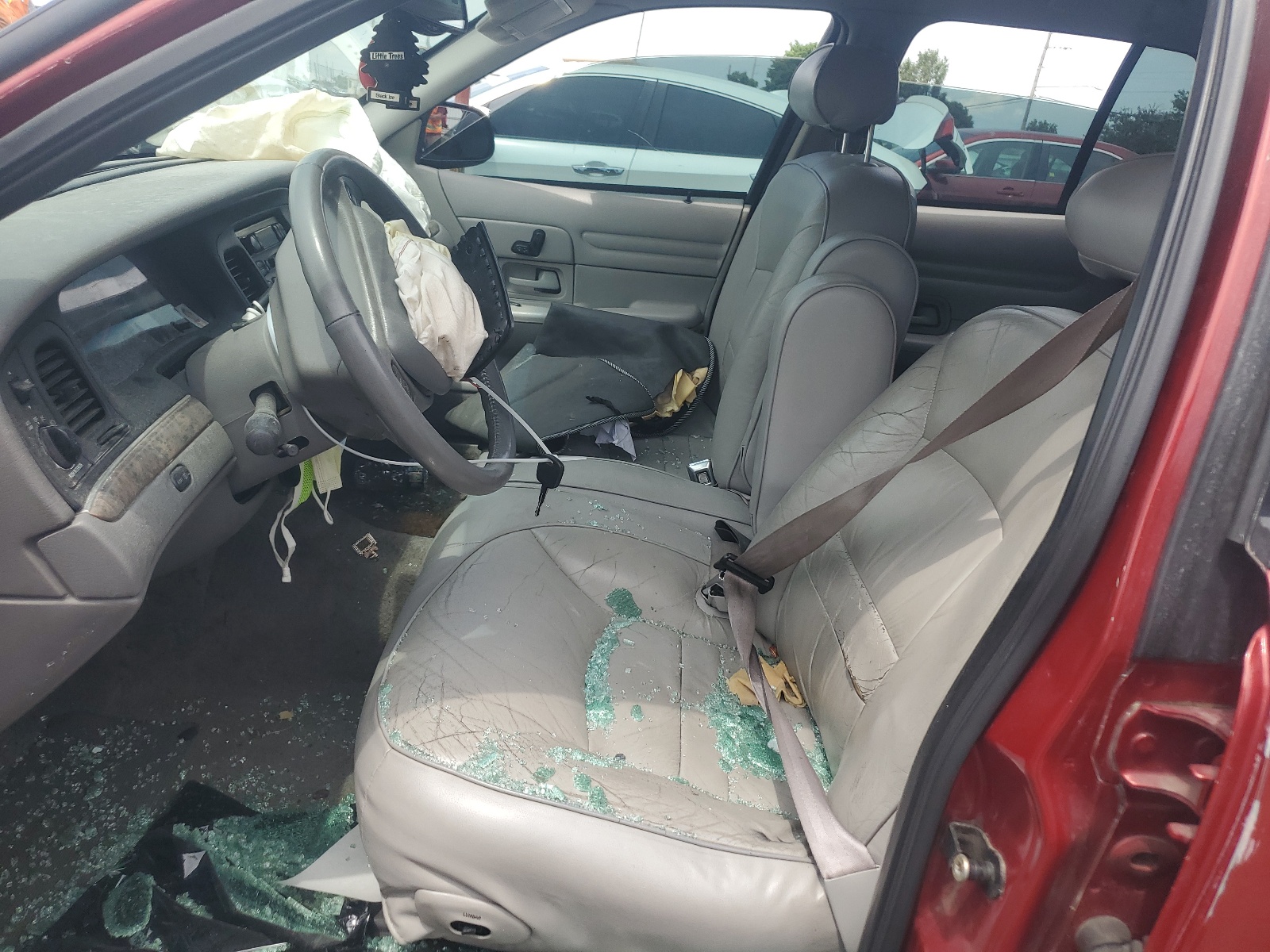 2FAFP74W2YX158002 2000 Ford Crown Victoria Lx