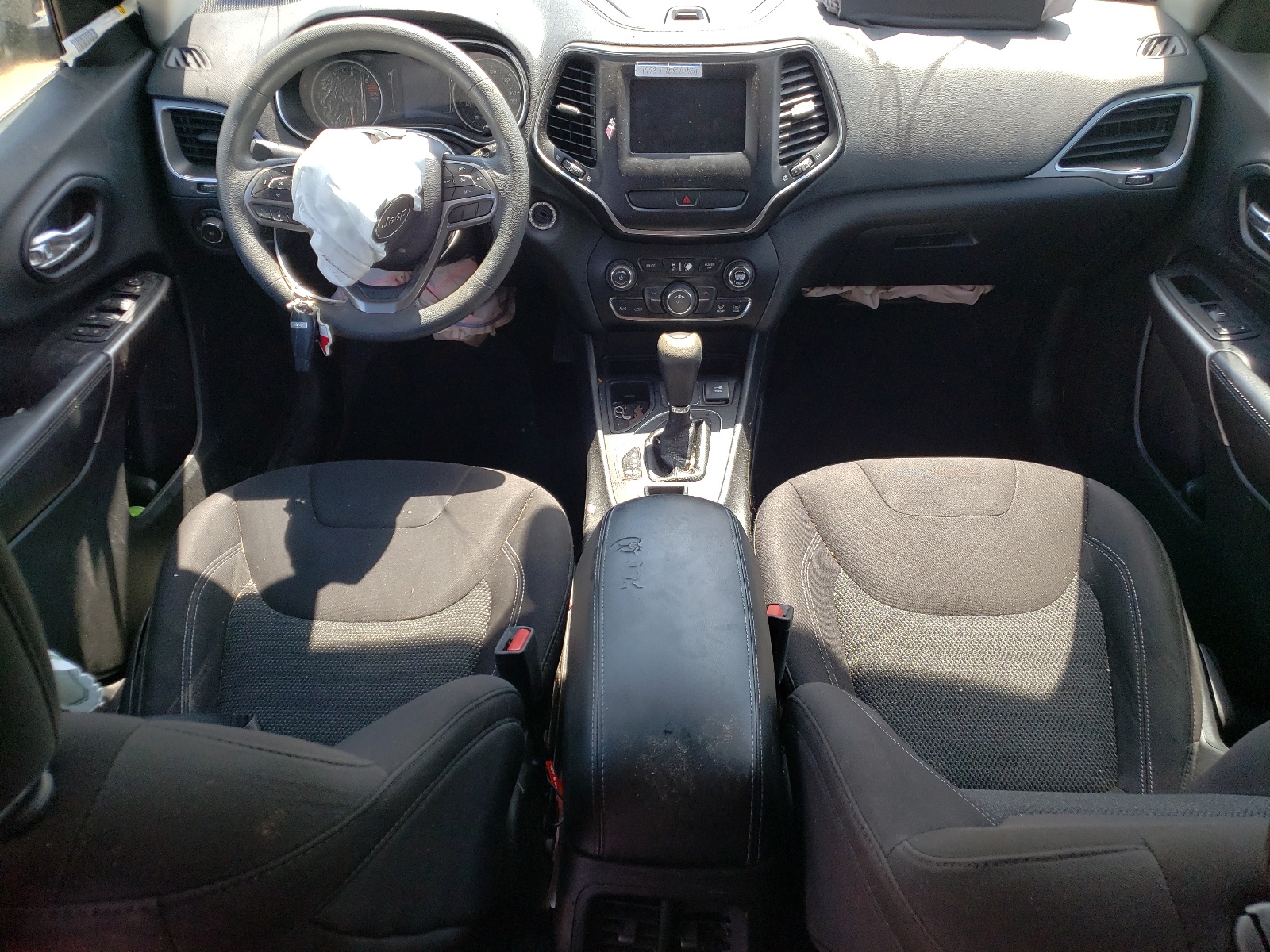 1C4PJLCB1KD220978 2019 Jeep Cherokee Latitude