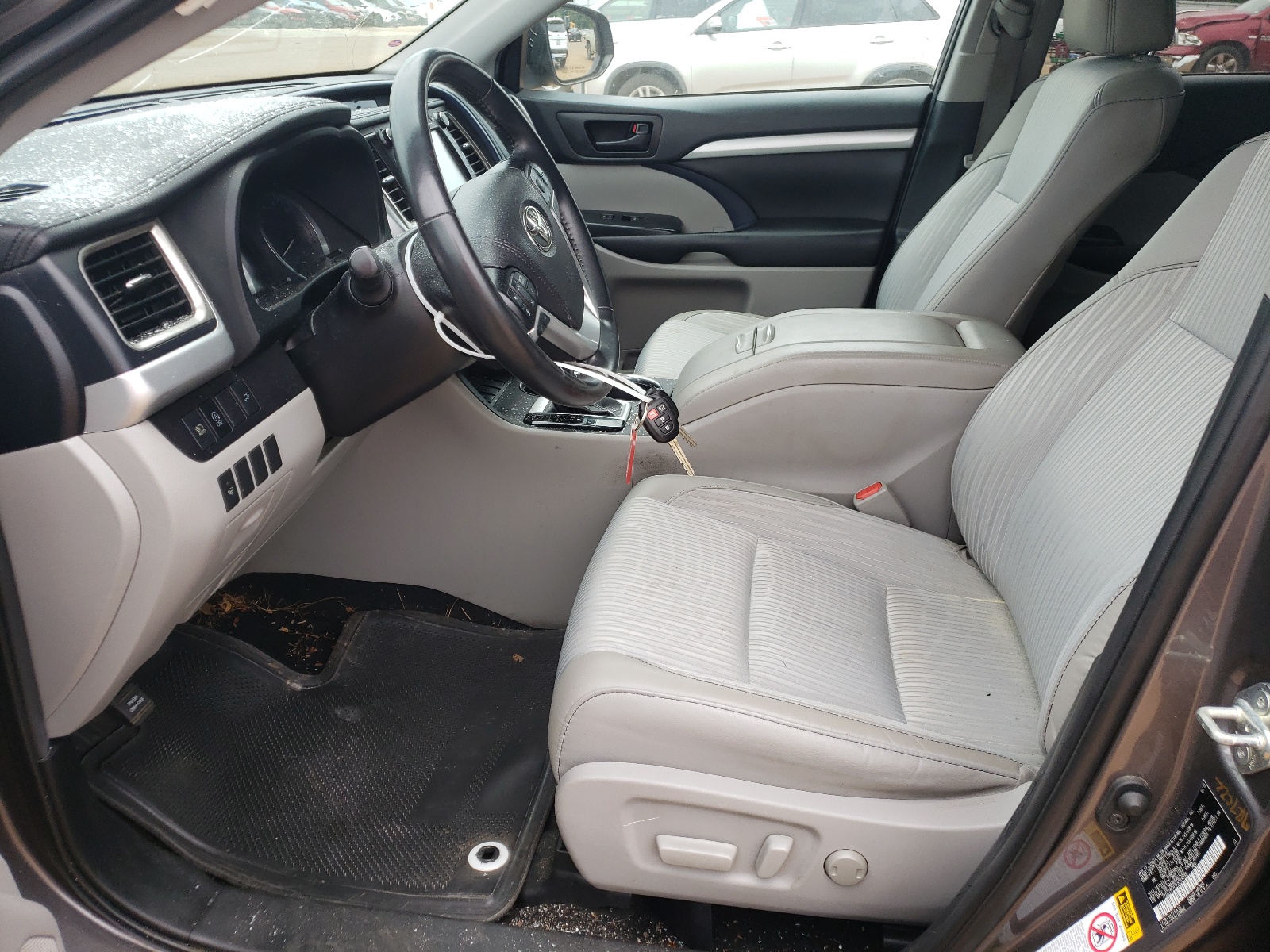 5TDZZRFH1KS364099 2019 Toyota Highlander Le