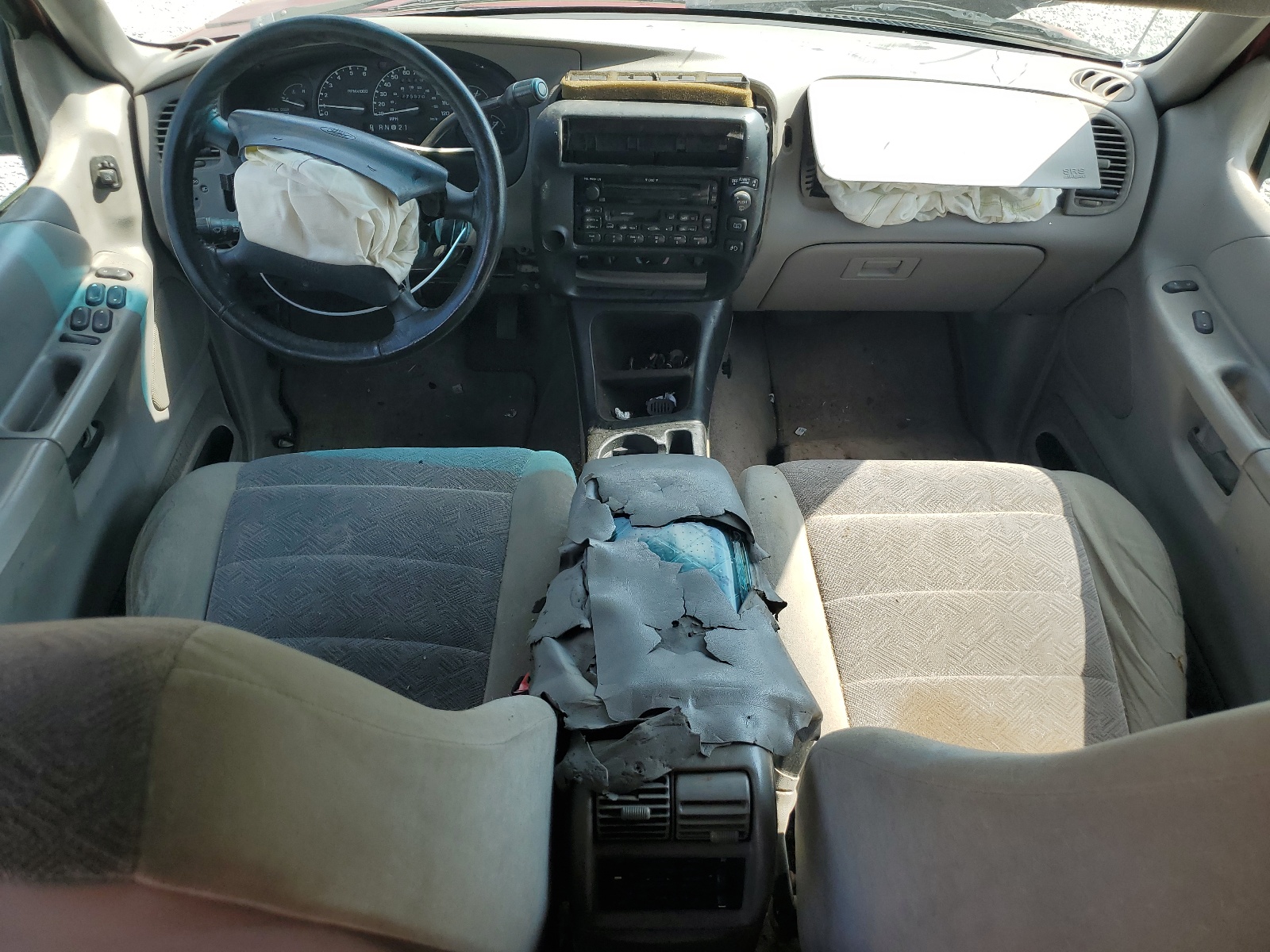 1FMZU63E9YUB06016 2000 Ford Explorer Xlt