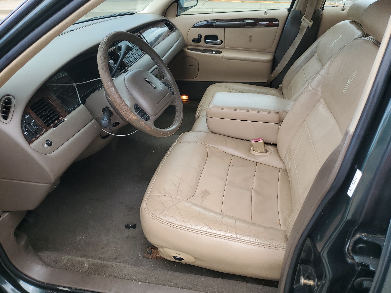 1LNFM82W1WY670645 1998 Lincoln Town Car Signature