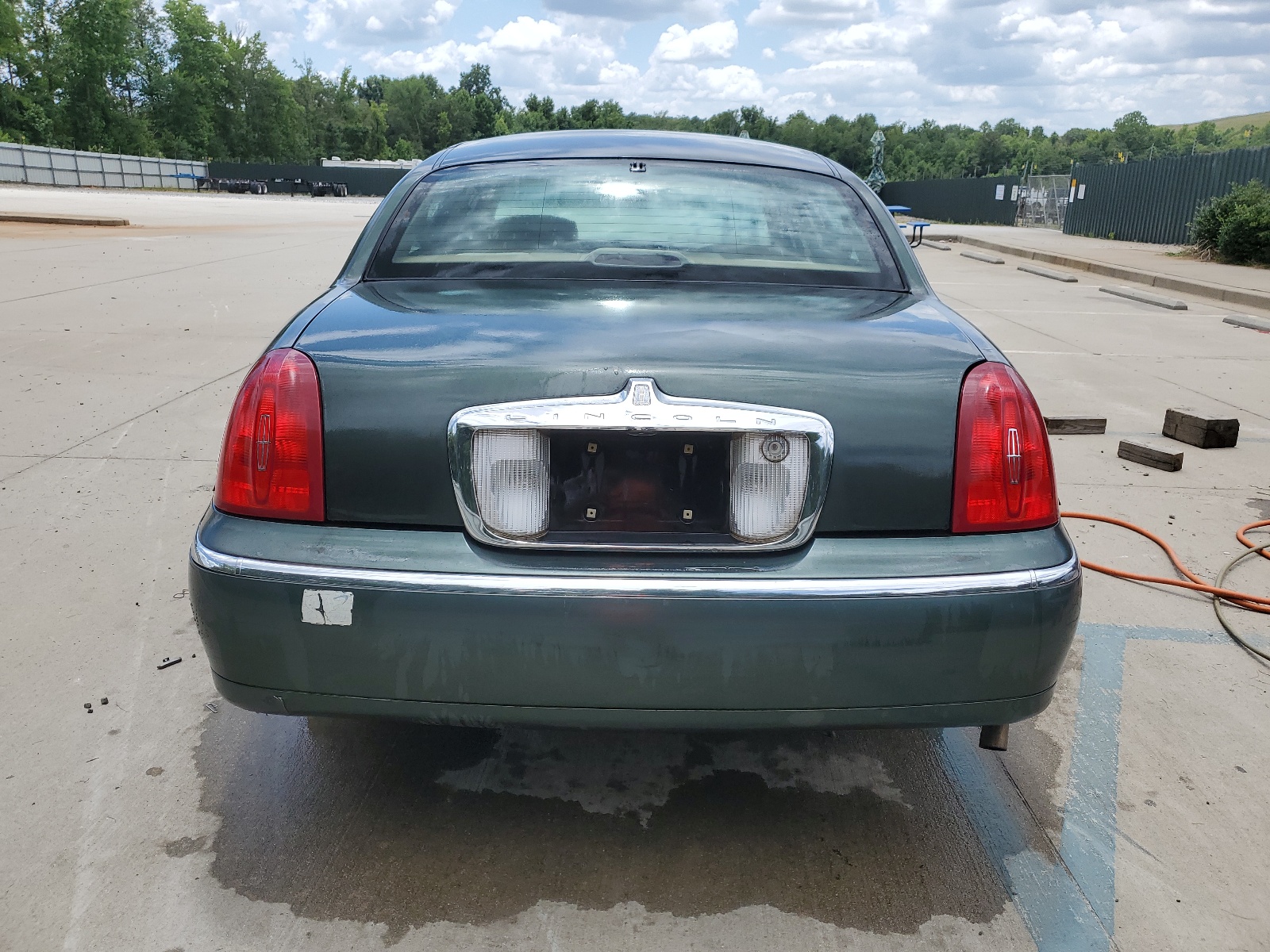 1LNFM82W1WY670645 1998 Lincoln Town Car Signature