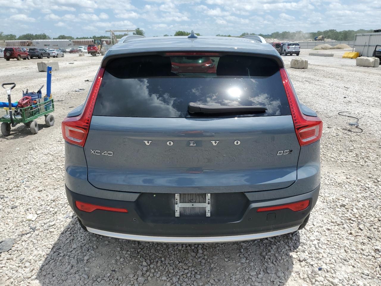 YV4L12UK7P2053548 2023 Volvo Xc40 Core