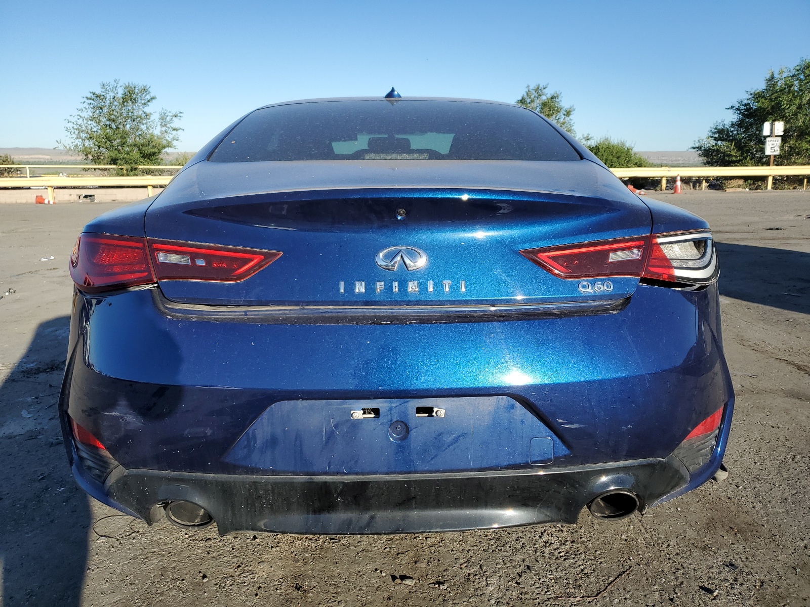 JN1EV7EK9HM362331 2017 Infiniti Q60 Premium