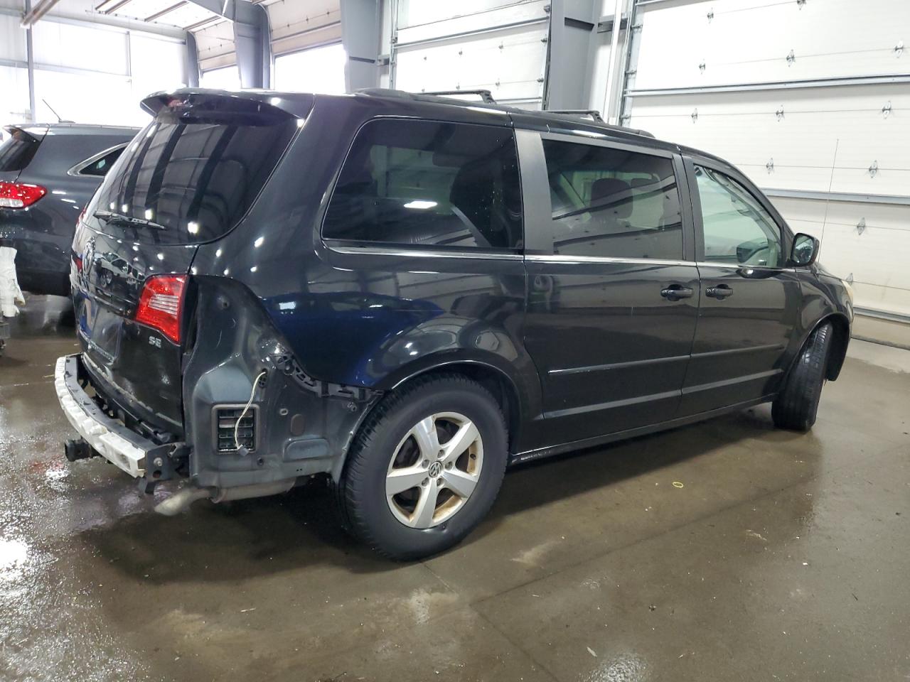 2011 Volkswagen Routan - Image 3