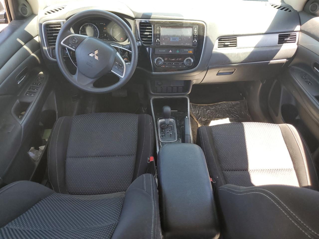 JA4AZ3A35JZ052932 2018 Mitsubishi Outlander Se