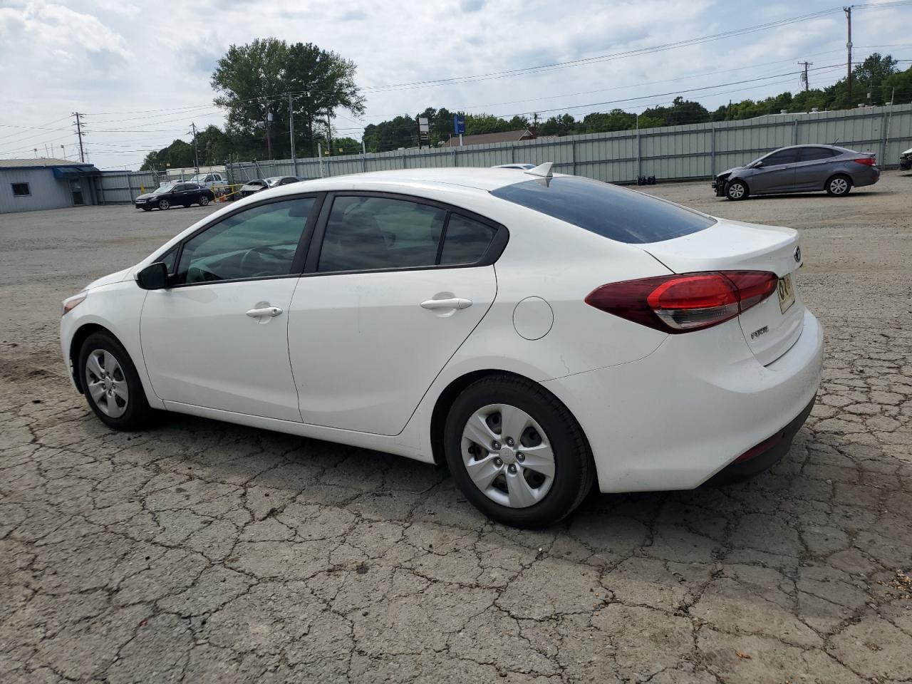 VIN 3KPFK4A73JE242765 2018 KIA FORTE no.2