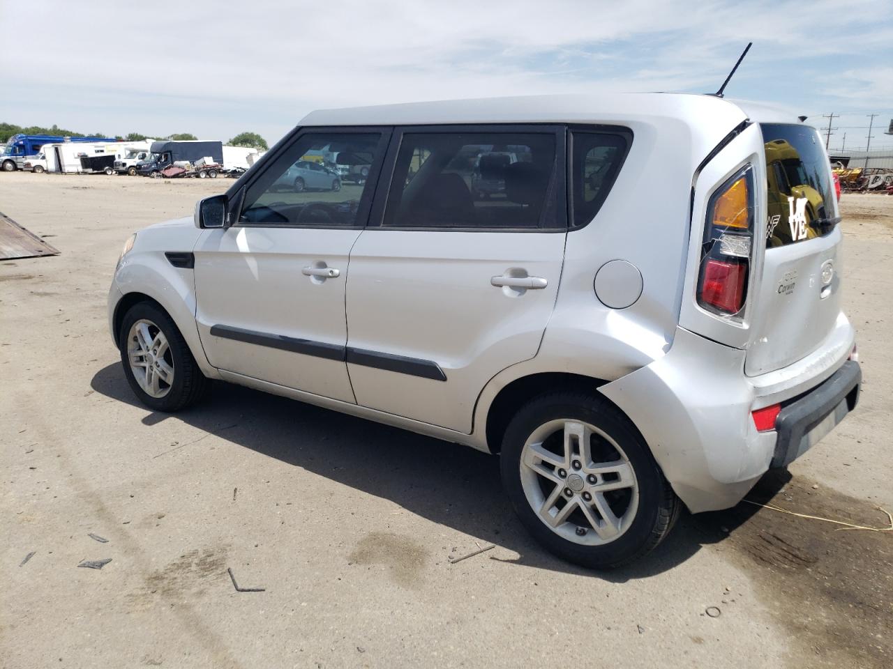 2011 Kia Soul + VIN: KNDJT2A28B7705940 Lot: 60100104
