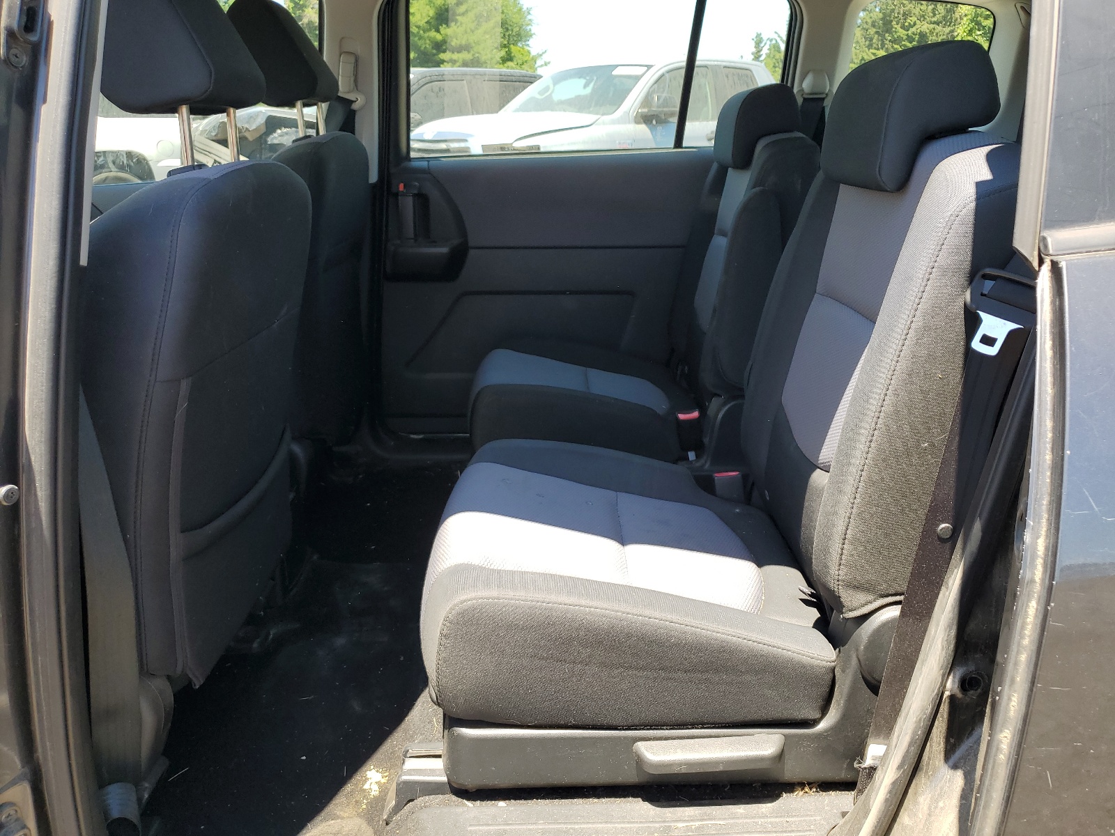 JM1CR293860115997 2006 Mazda 5